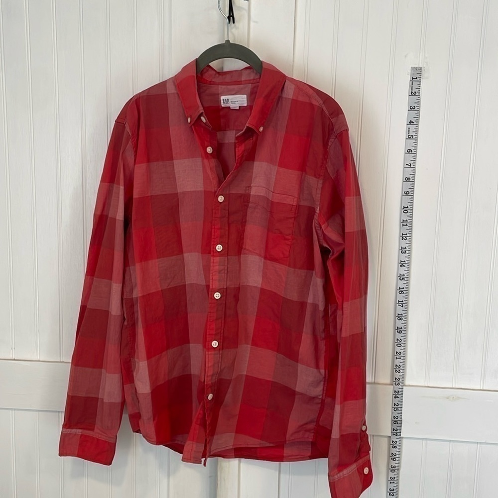 Gap untucked, fit stretch, 95% cotton button-down shirt, size M red/pink/white